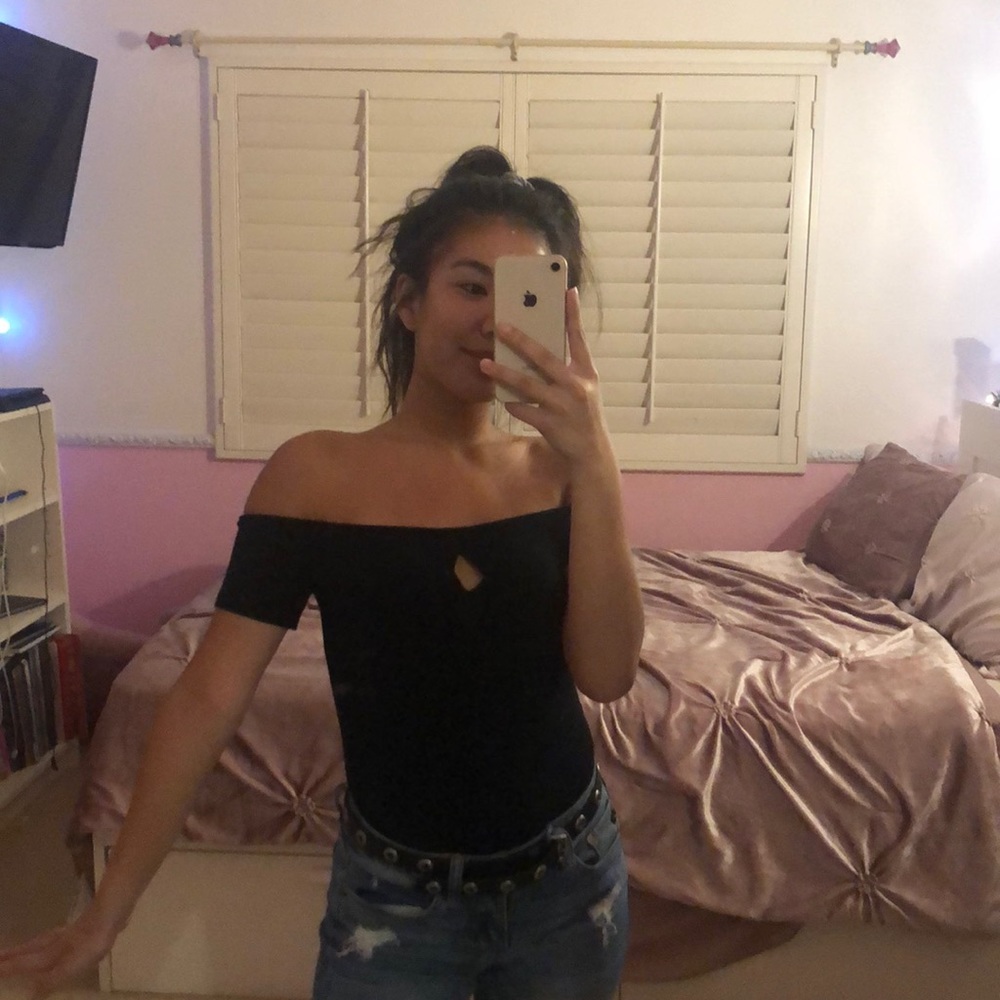 Black off shoulder top🖤